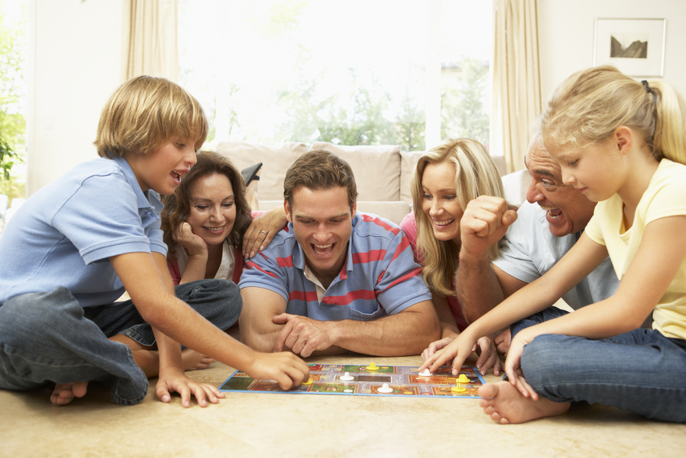 Famille jouant à un jeu de société
